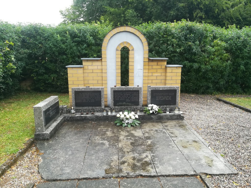 Paminklas Holokausto aukoms Jurbarko žydų kapinėse