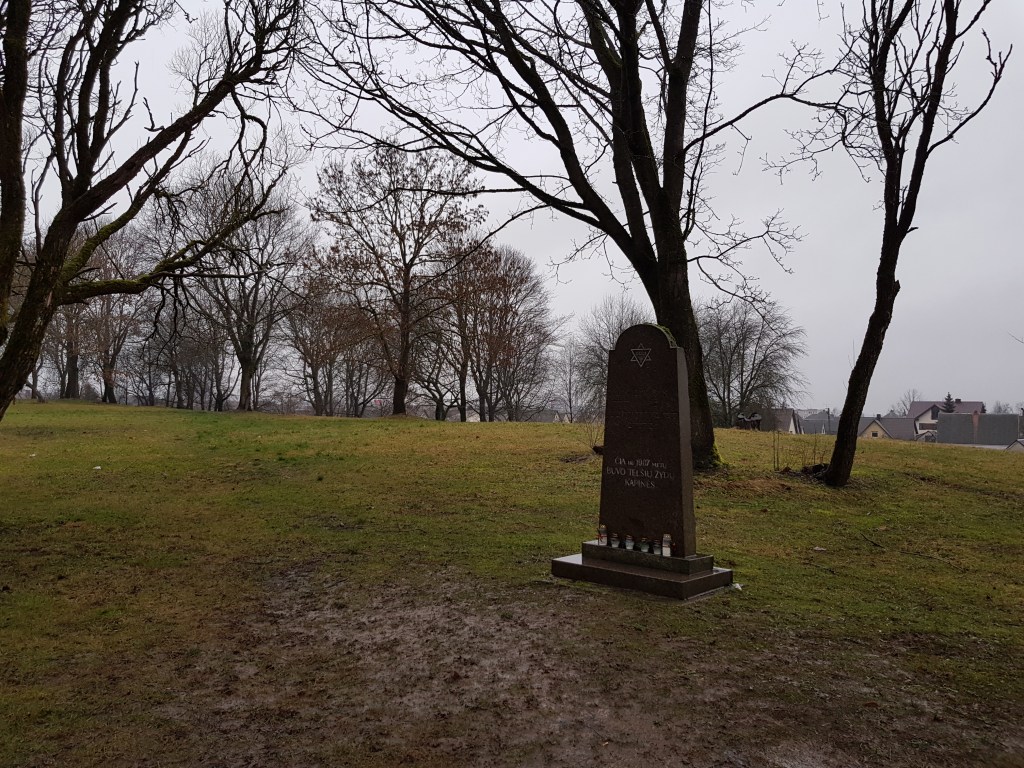 Akmuo, ženklinantis Telšių žydų kapines