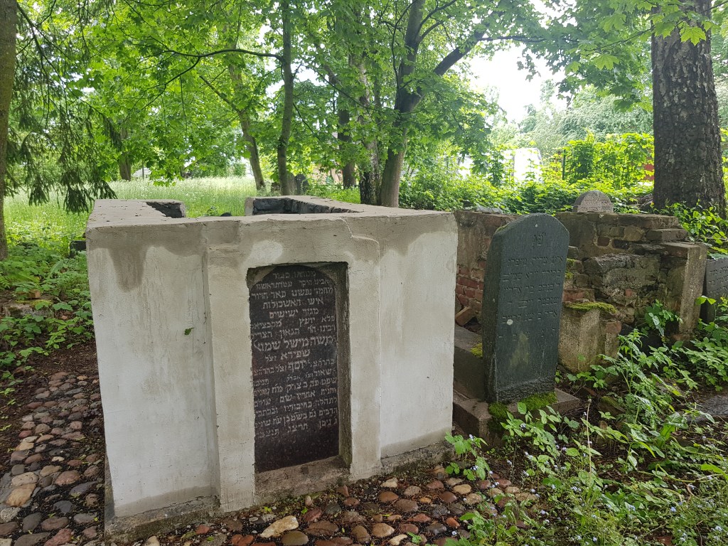 Oheliai Raguvos senosiose žydų kapinėse