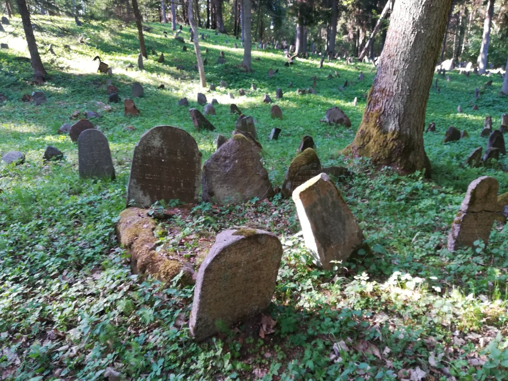 Macevos Utenos žydų kapinėse