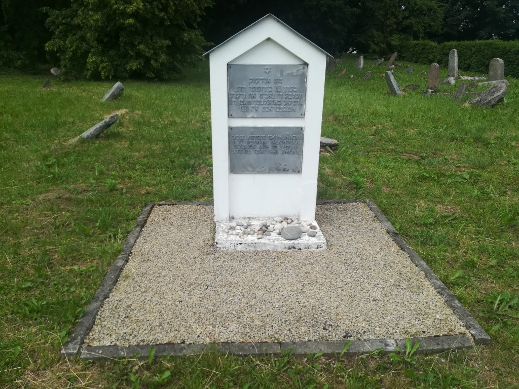 Paminklas Holokausto aukoms Biržų žydų kapinėse