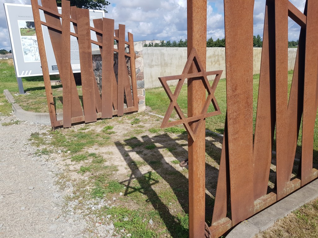 Šeduvos senųjų žydų kapinių vartai