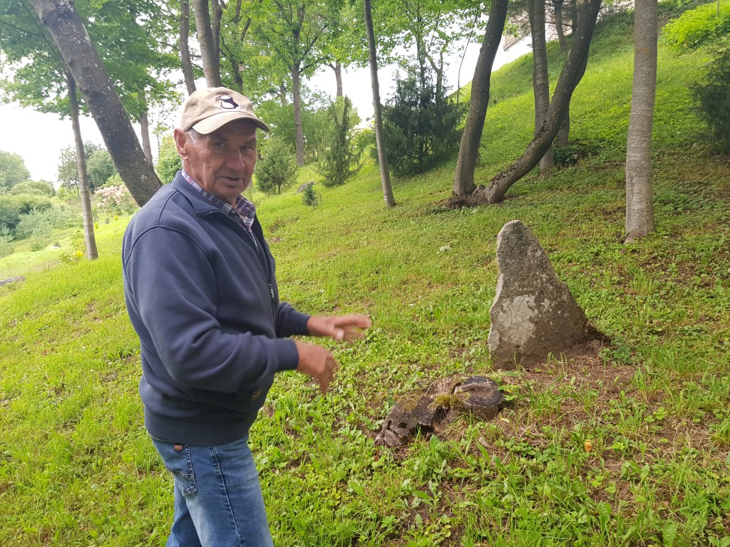 S. Adomavičius savo prižiūrimose Papilės žydų kapinėse