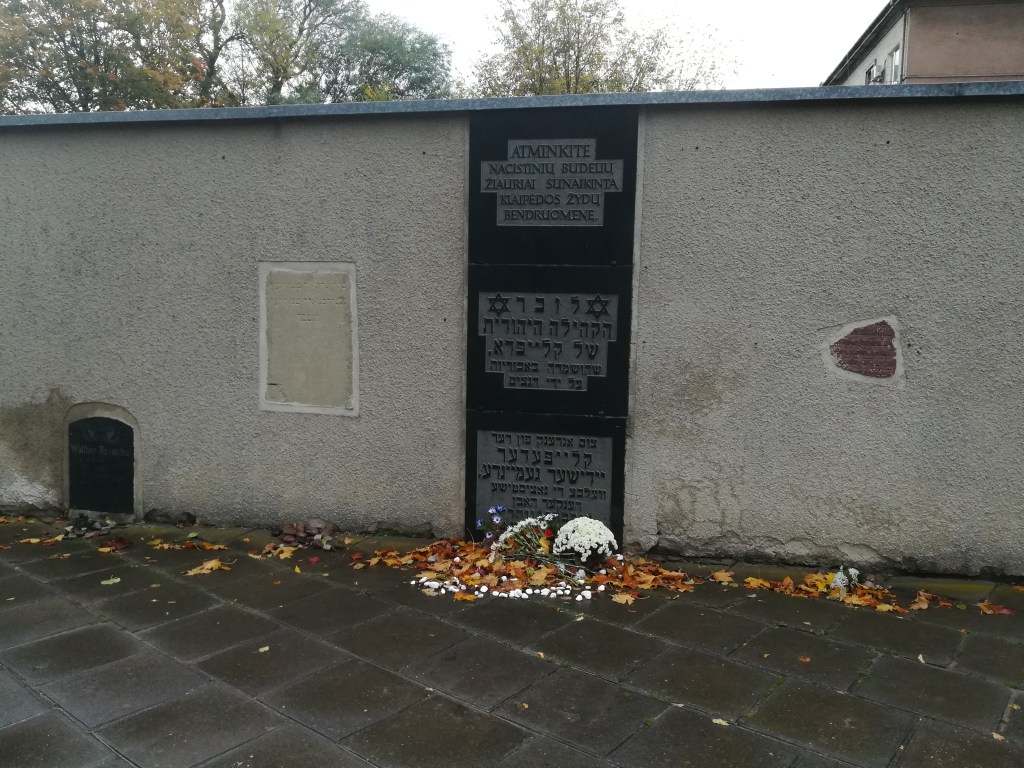 Memorialas Holokausto aukoms Klaipėdos žydų kapinėse