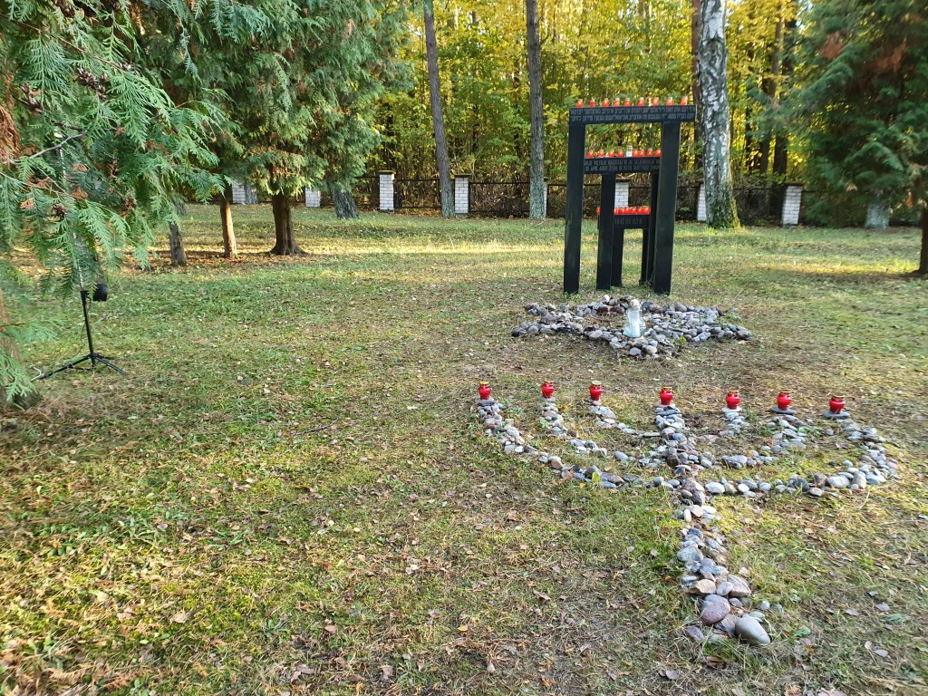 Memorialas Holokausto aukoms šalia Mažeikių žydų kapinių