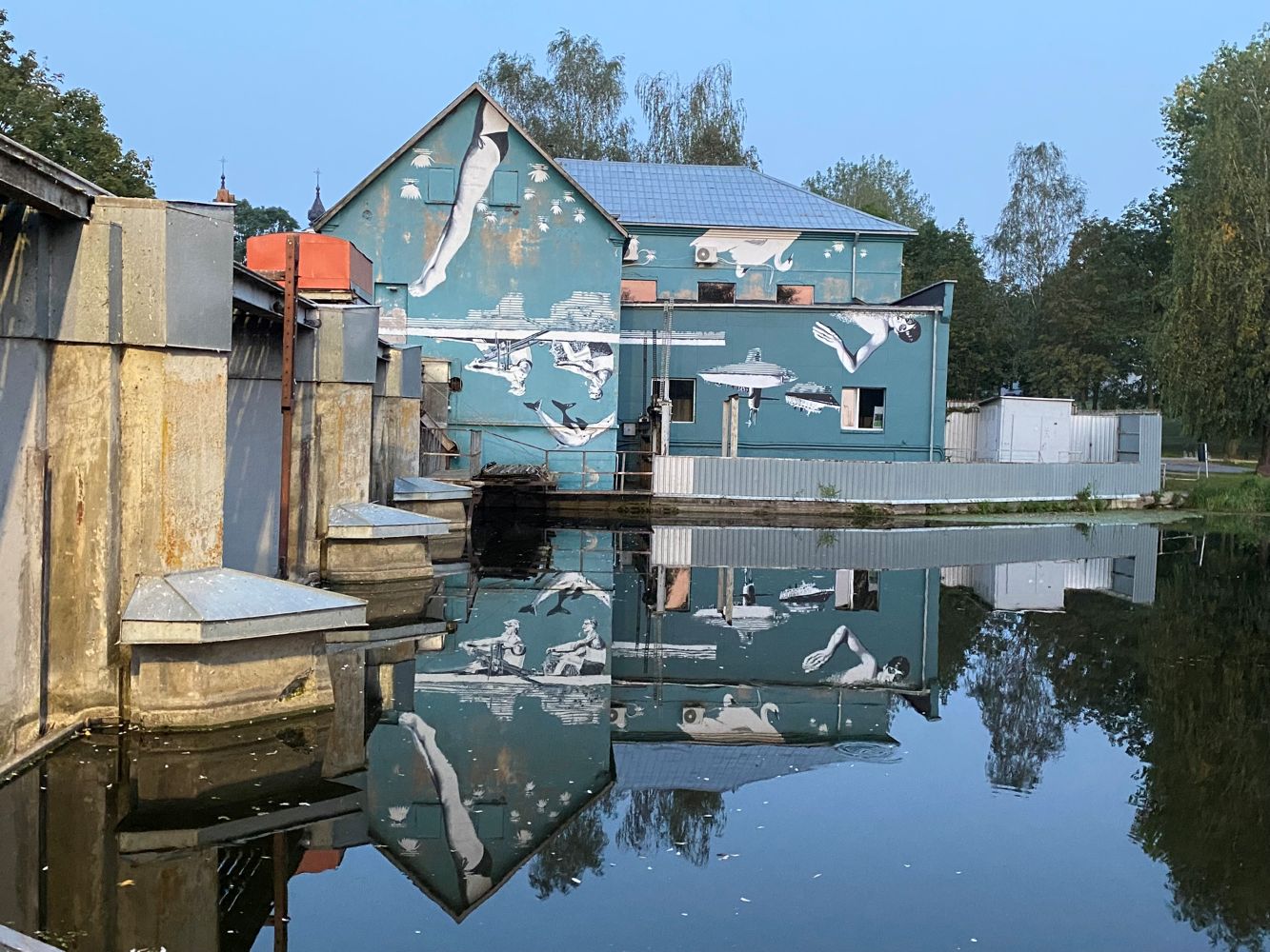 Floating World’ by Ray Bartkus, a mural on Marijampolė’s Old Dam building