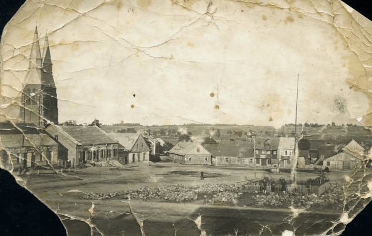 Kamajai in 1928. Market square with a church and townhouses